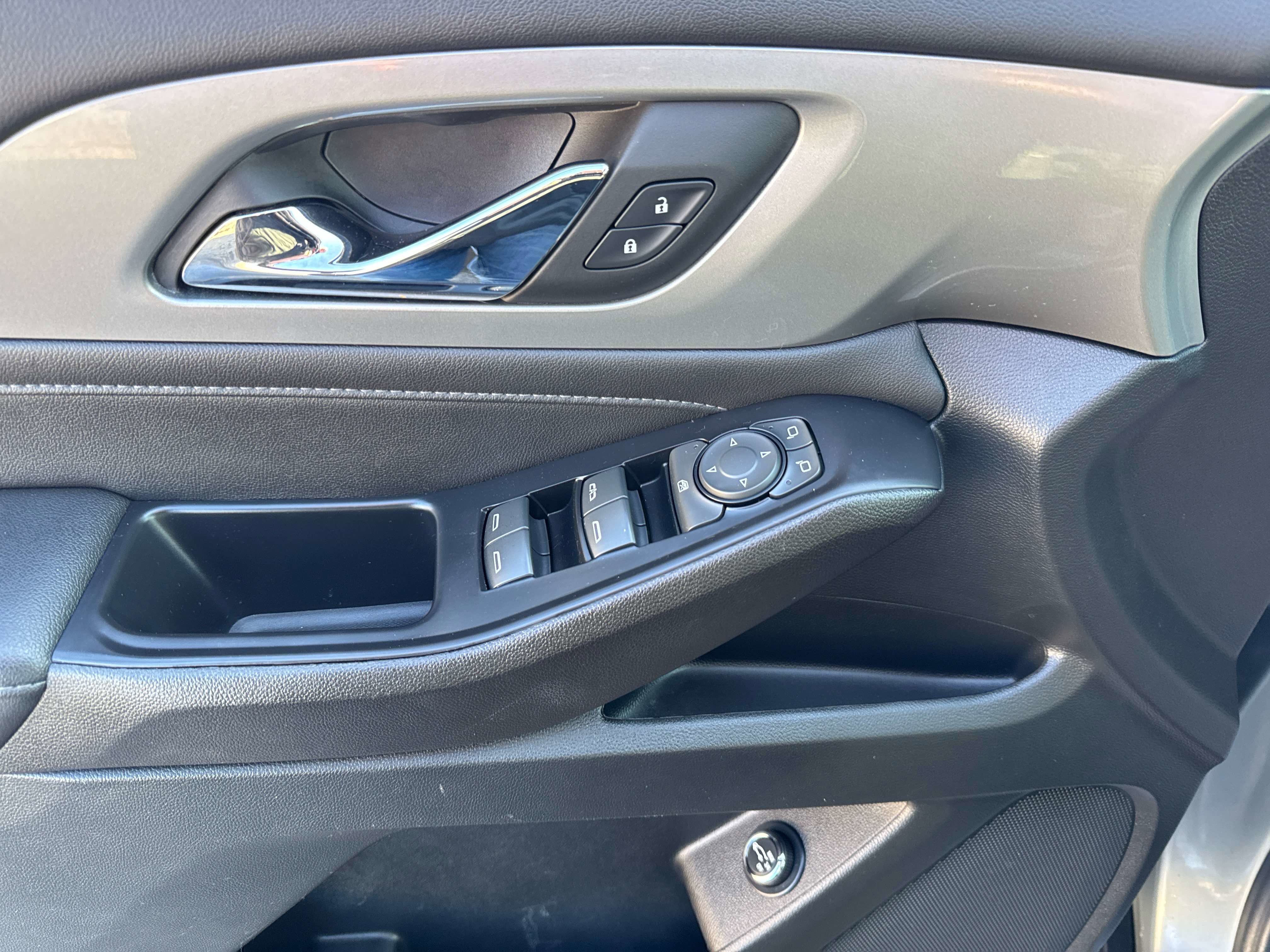 Used 2023 Chevrolet Traverse LT image 12