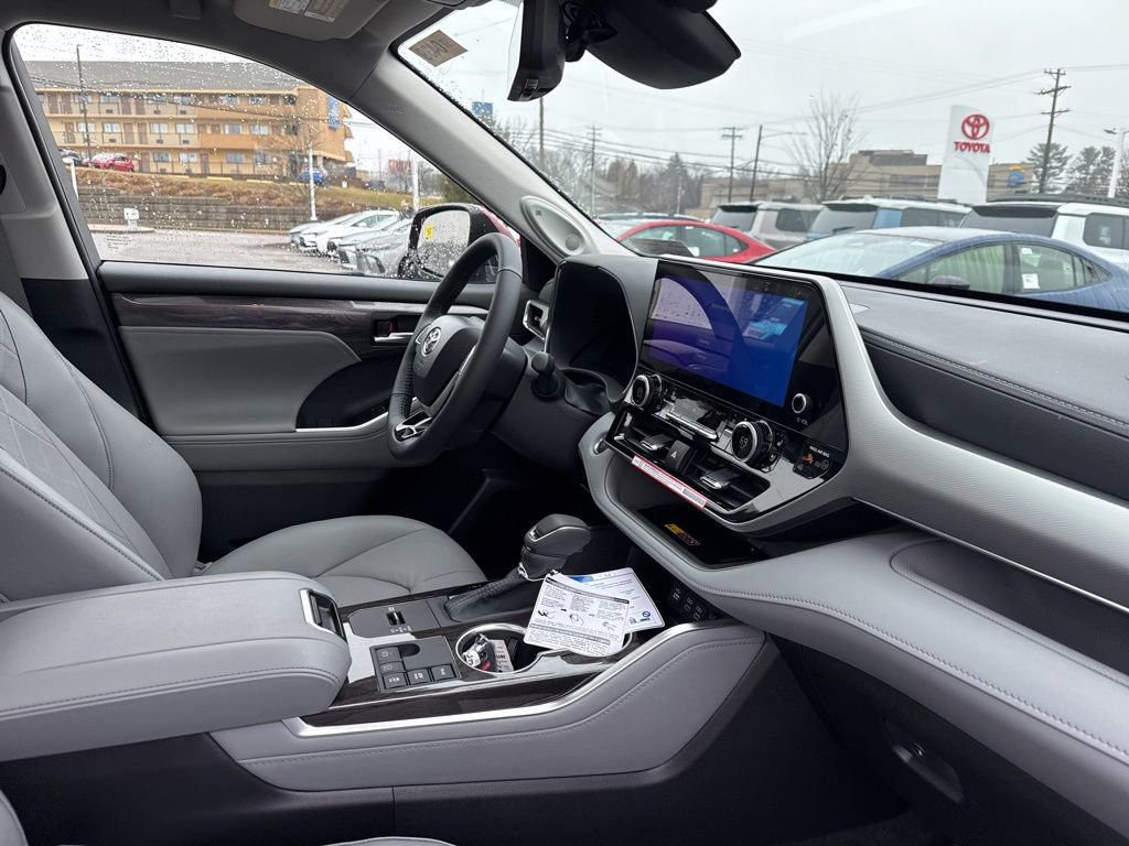 New 2026 Toyota Highlander Platinum image 4