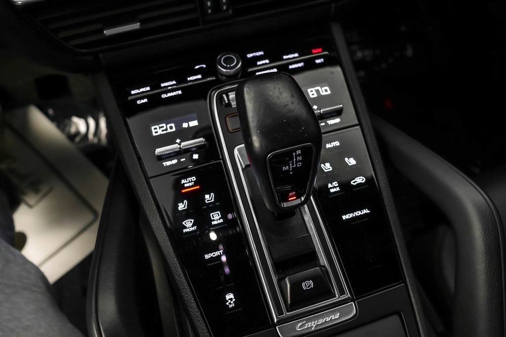 Used 2022 Porsche Cayenne Platinum Edition image 18