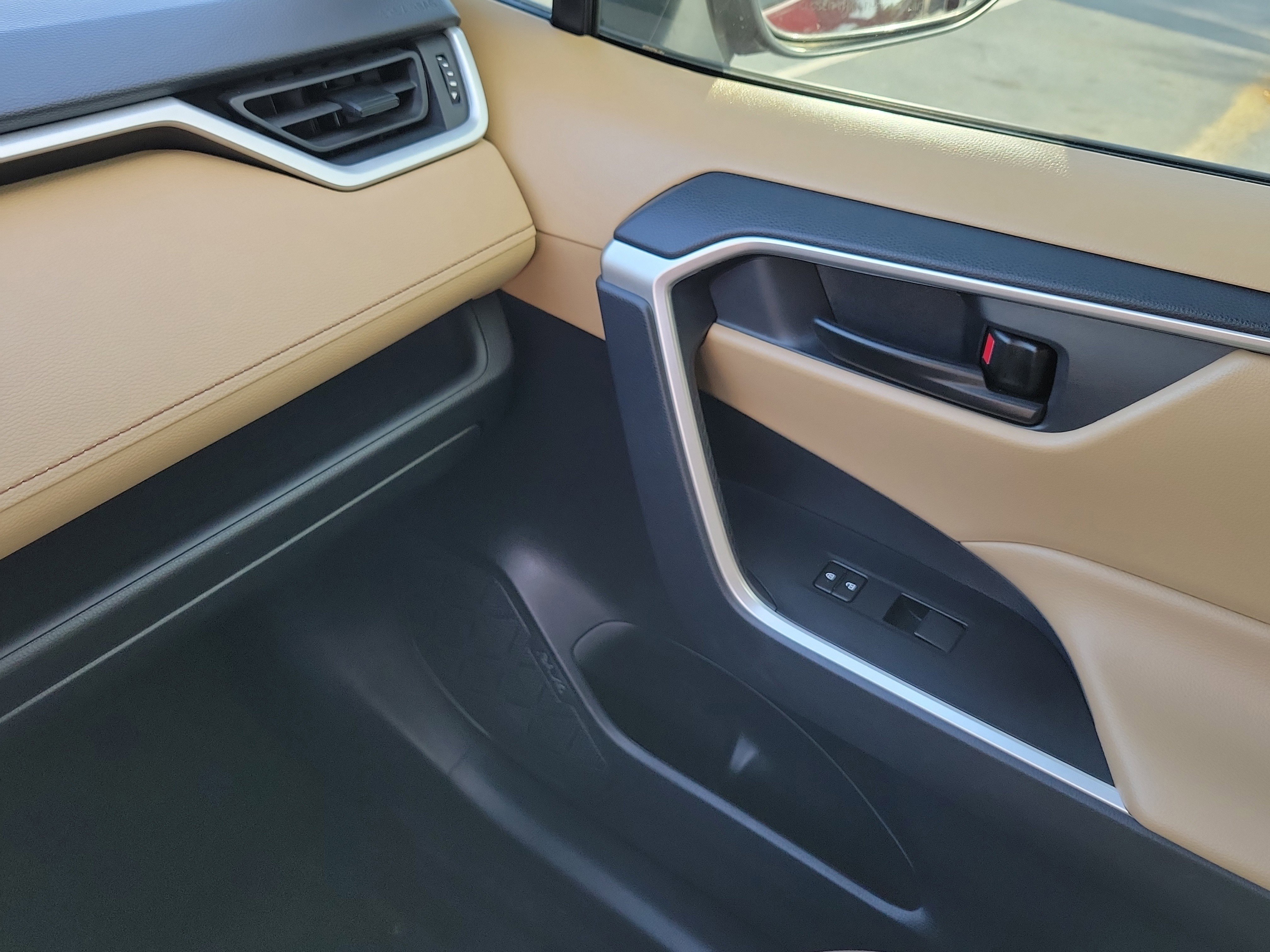 Used 2022 Toyota RAV4 LE FWD image 28