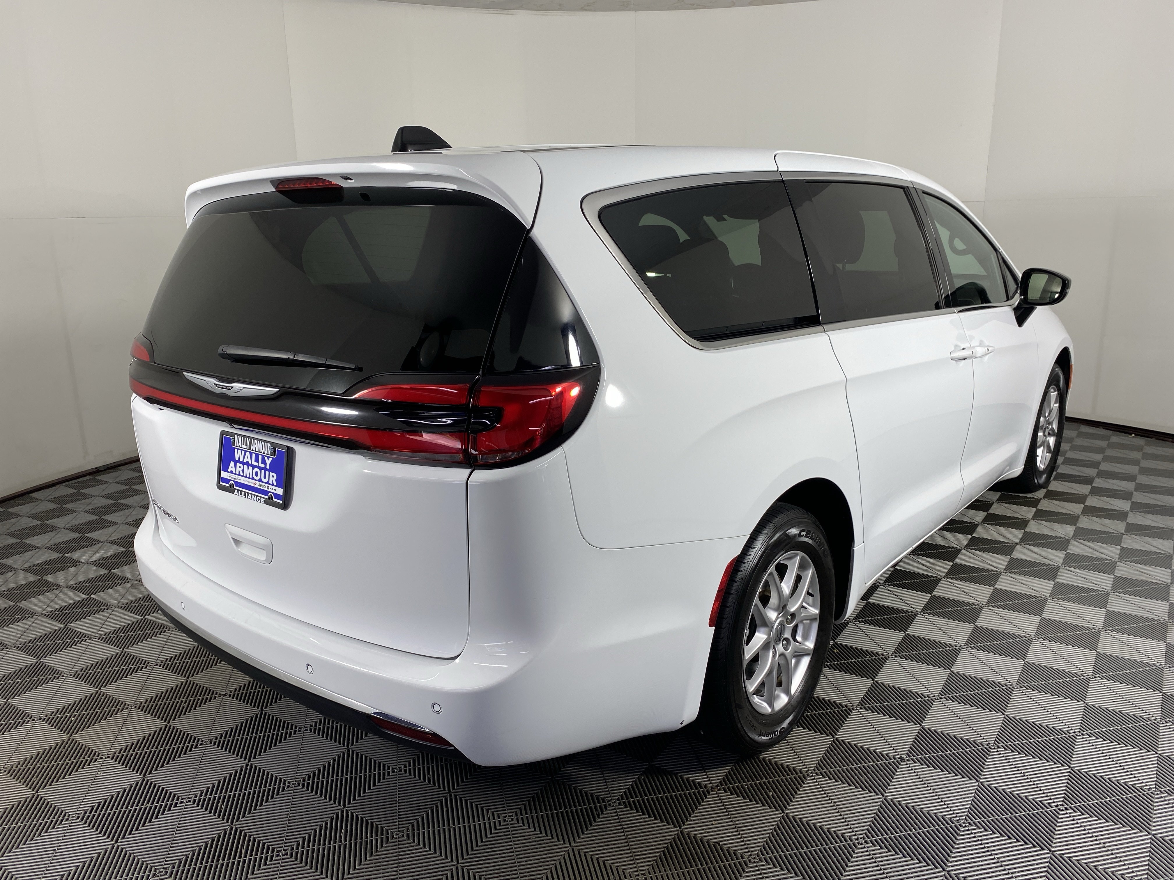 Used 2025 Chrysler Pacifica Select FWD image 7