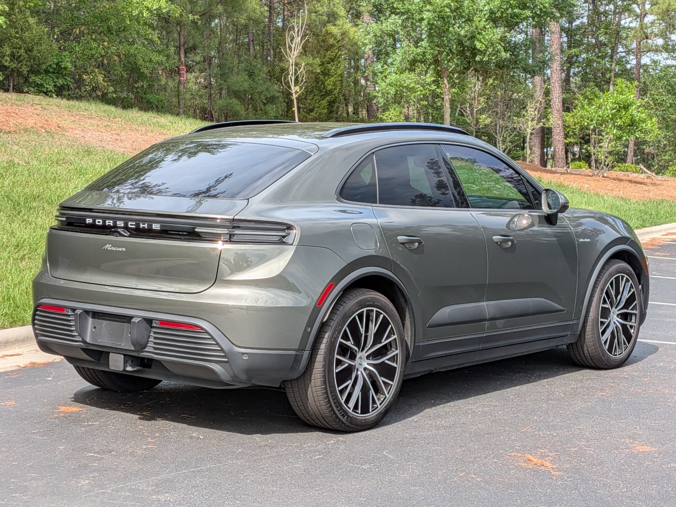 Certified 2025 Porsche Macan Electric RWD image 32