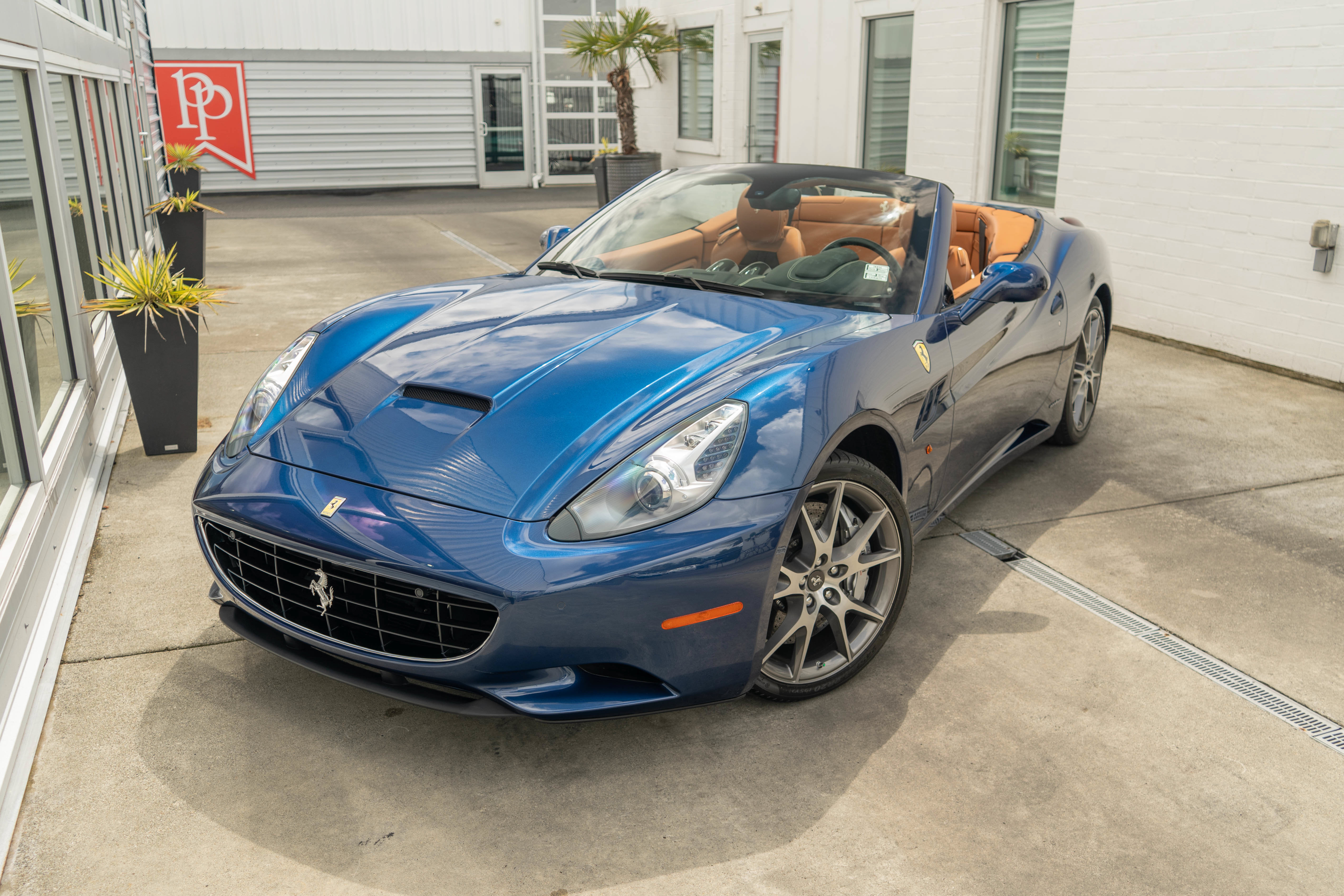Used 2012 Ferrari California RWD image 3