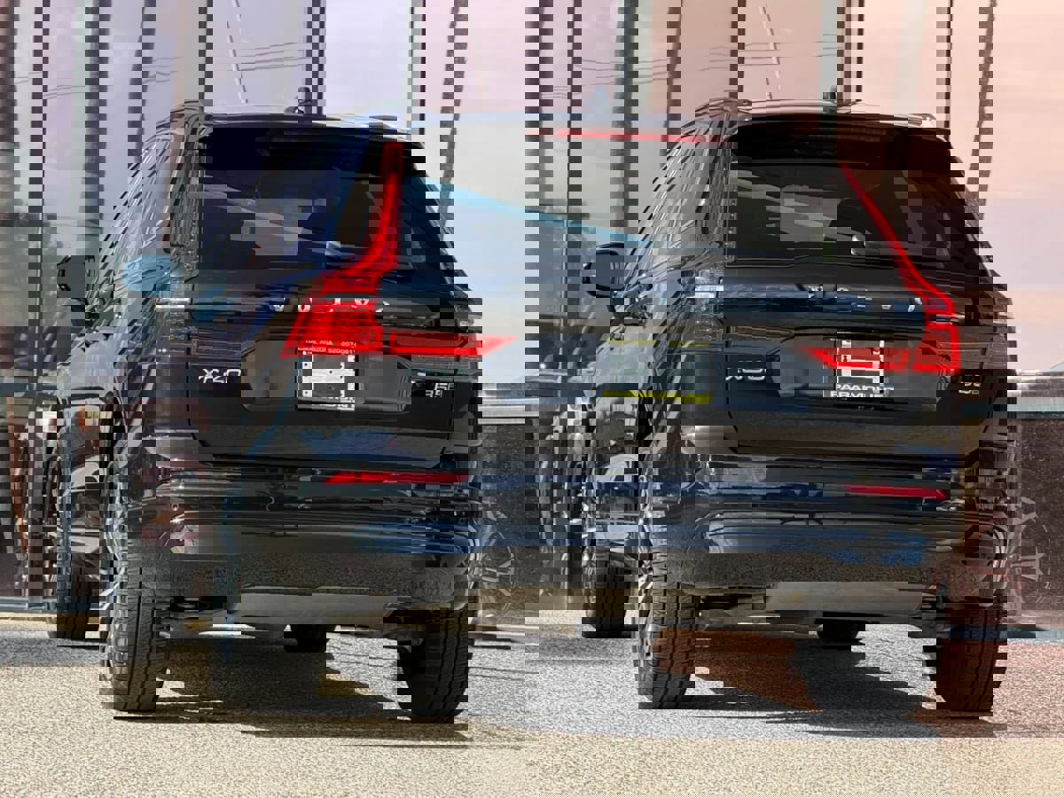Used 2022 Volvo XC60 B5 Momentum image 8