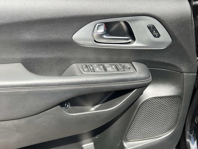 Used 2022 Chrysler Pacifica Touring-L w/ S Appearance Package FWD image 15