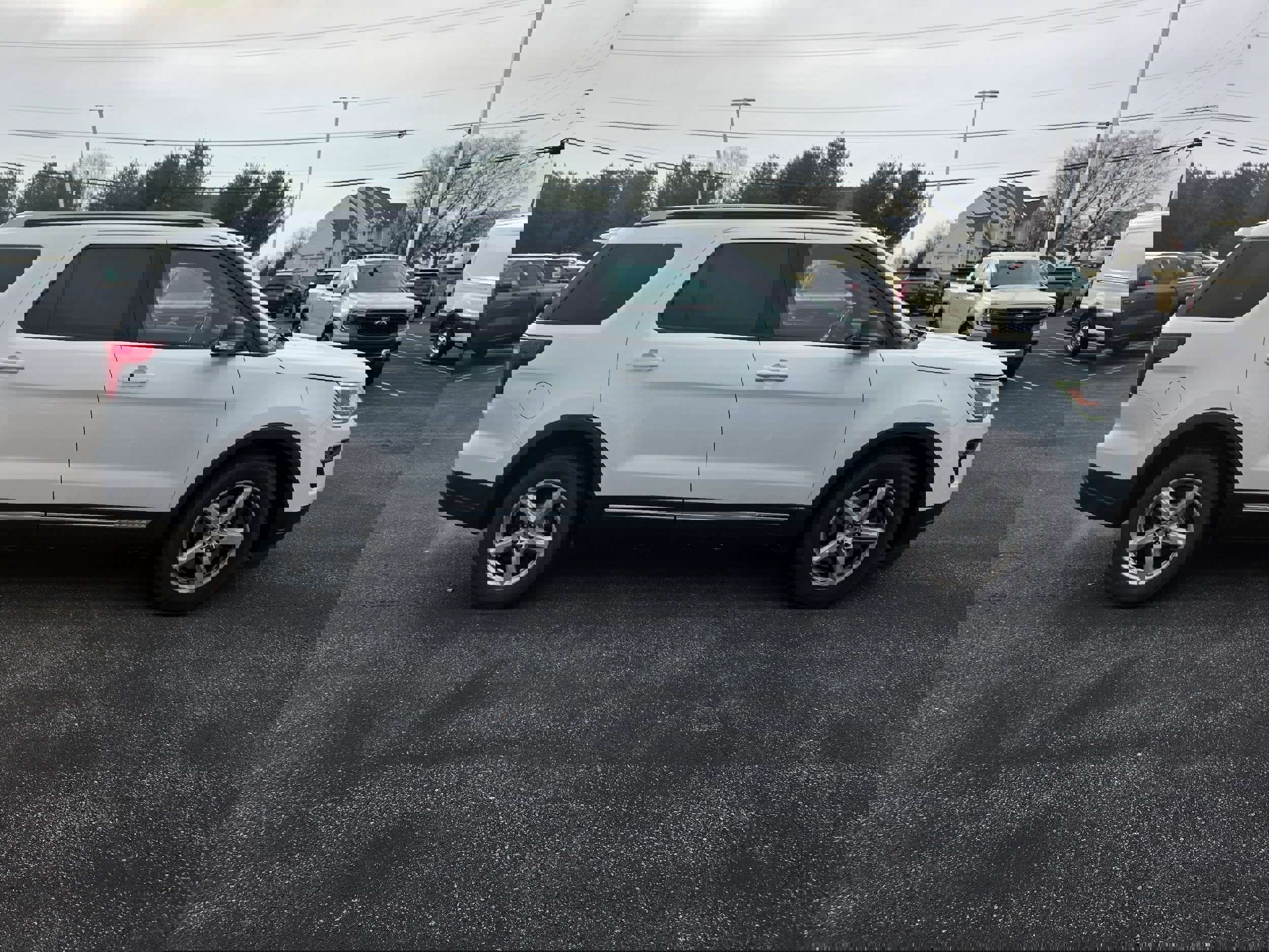 Used 2018 Ford Explorer XLT w/ Equipment Group 201A image 5