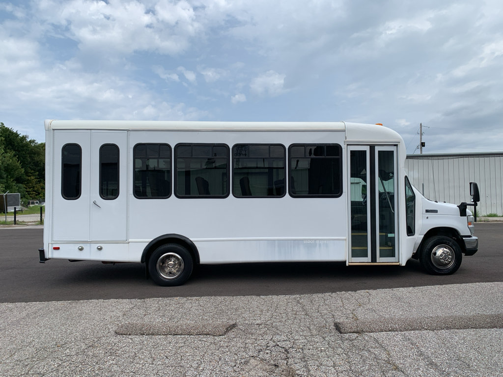 Used 2010 Ford E-450 and Econoline 450 Super Duty RWD image 2