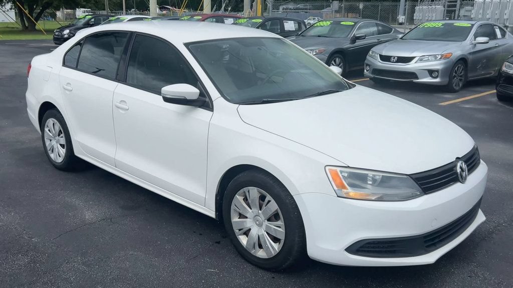 Used 2011 Volkswagen Jetta SE FWD image 2