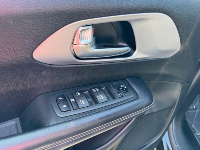 Used 2019 Chrysler Pacifica Touring Plus w/ Advanced Safetytec Group FWD image 16