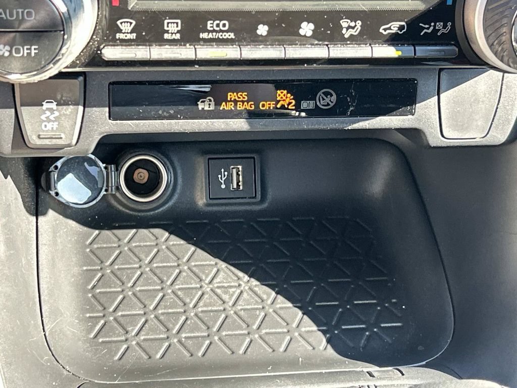Used 2025 Toyota RAV4 XLE AWD/4WD image 39