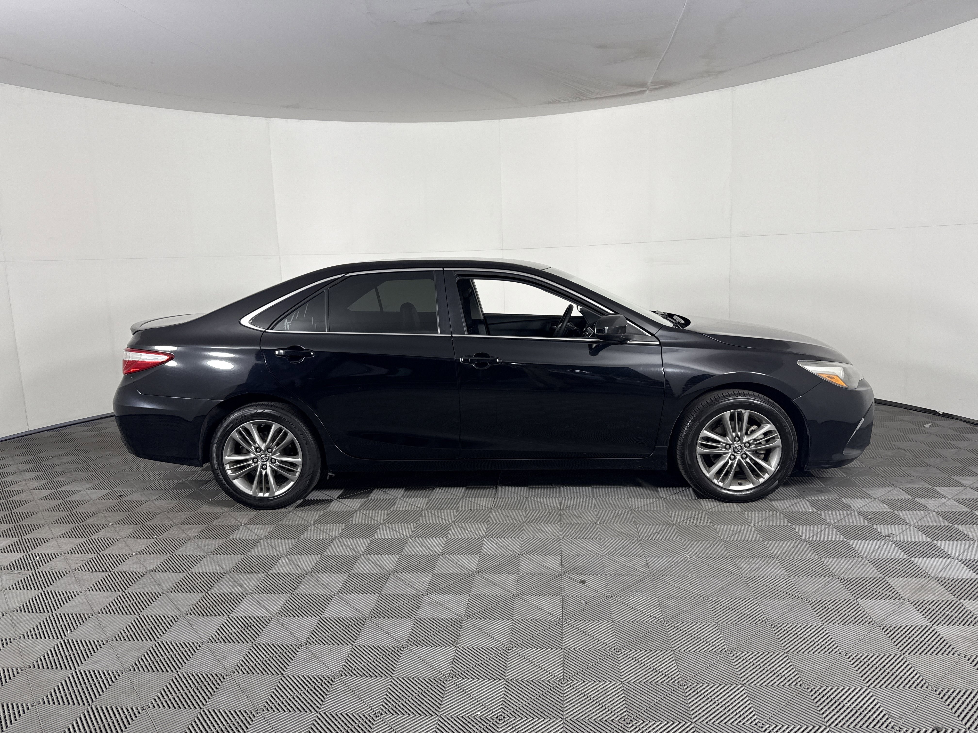 Used 2015 Toyota Camry SE image 3