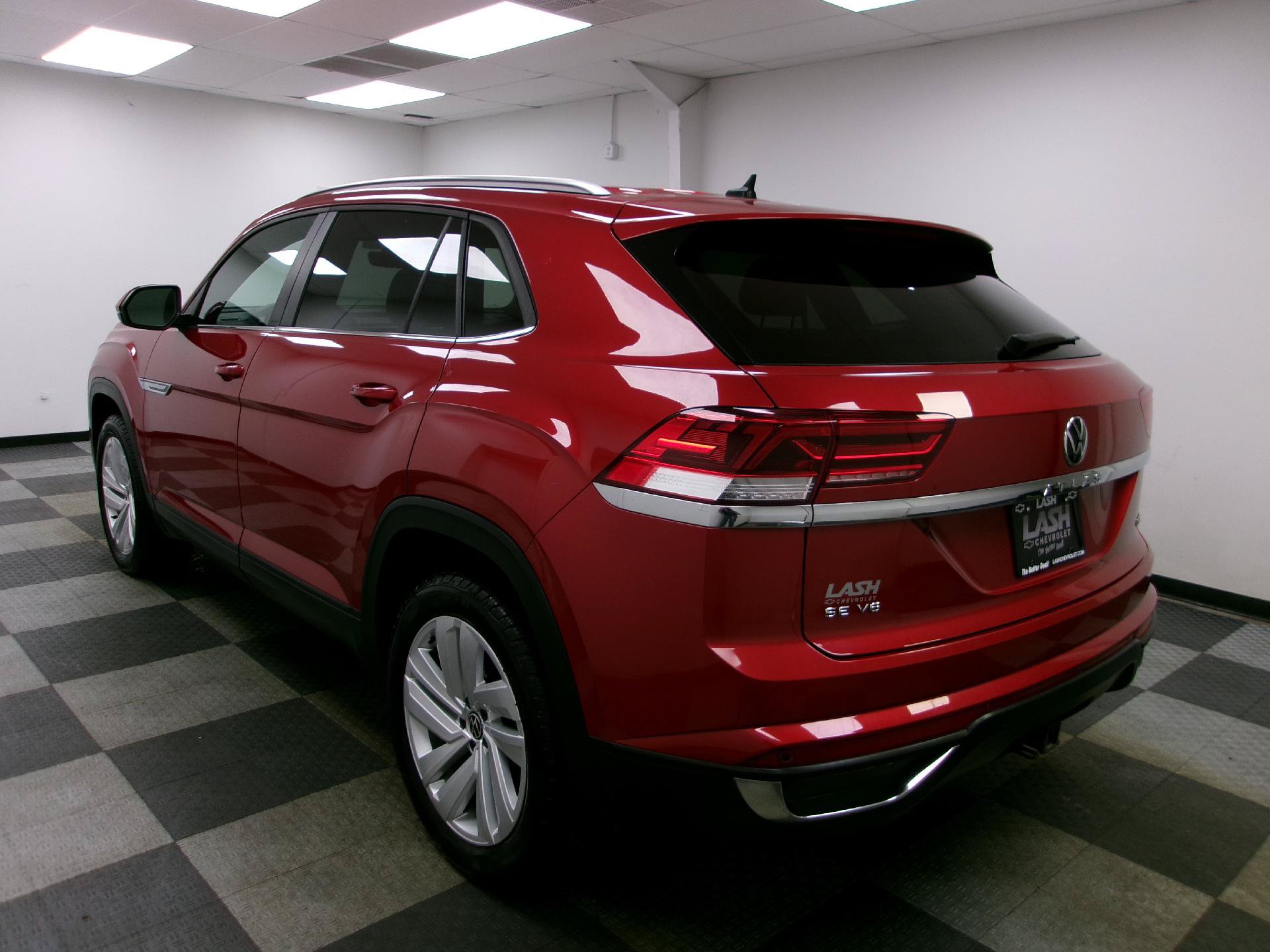 Used 2022 Volkswagen Atlas Cross Sport SE w/ Black Wheel Package AWD/4WD image 2