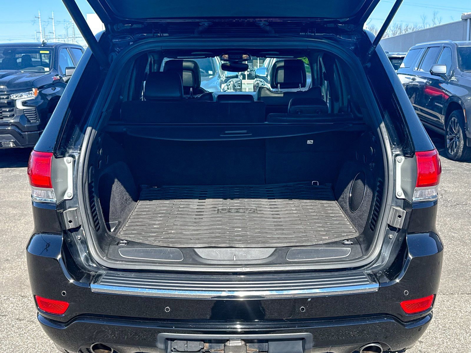 Used 2020 Jeep Grand Cherokee Overland AWD/4WD image 12
