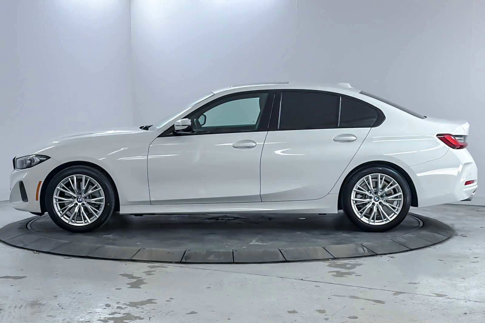 Used 2023 BMW 330i Sedan w/ Premium Package image 5