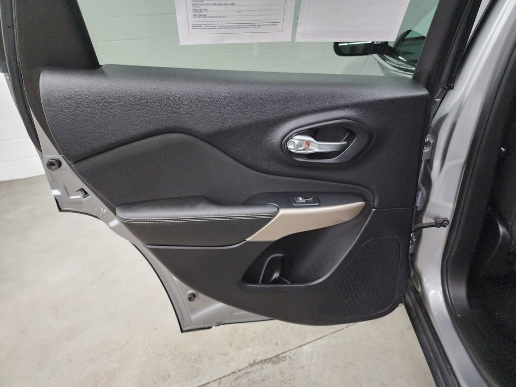 Used 2017 Jeep Cherokee Latitude w/ Cold Weather Group AWD/4WD image 21