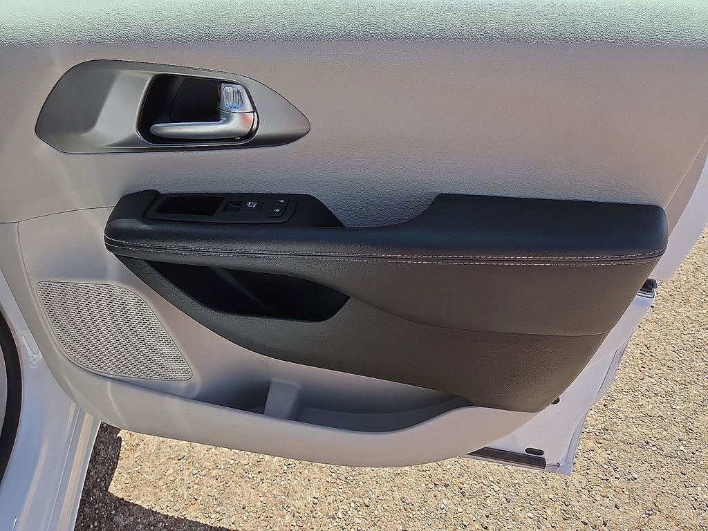 Used 2024 Chrysler Pacifica Touring-L image 14