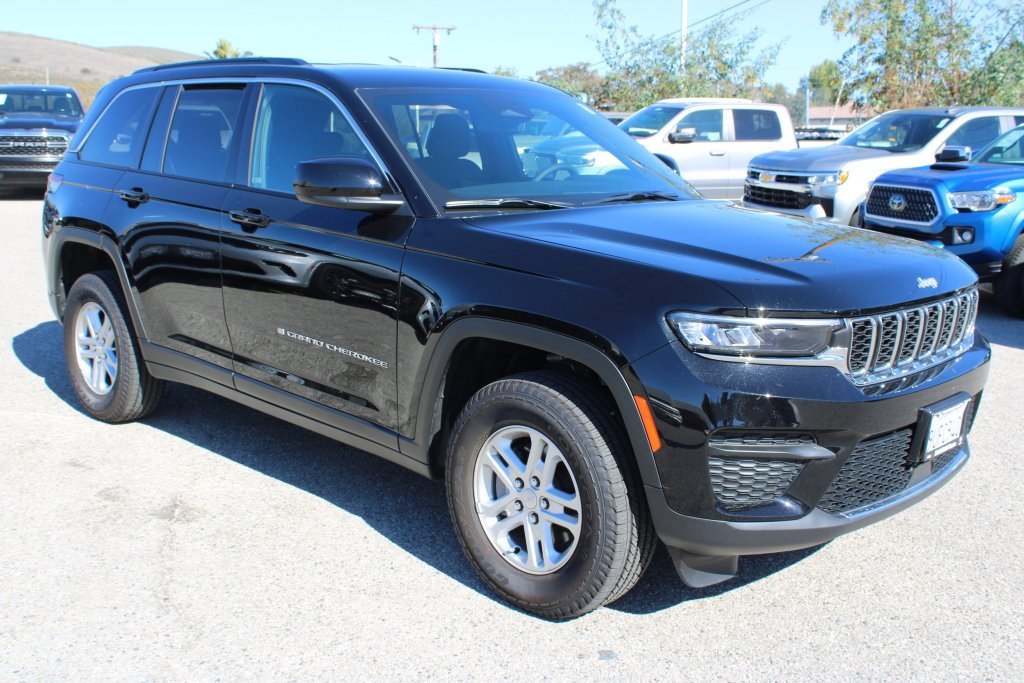 Used 2025 Jeep Grand Cherokee Laredo w/ Luxury Tech Group I image 3
