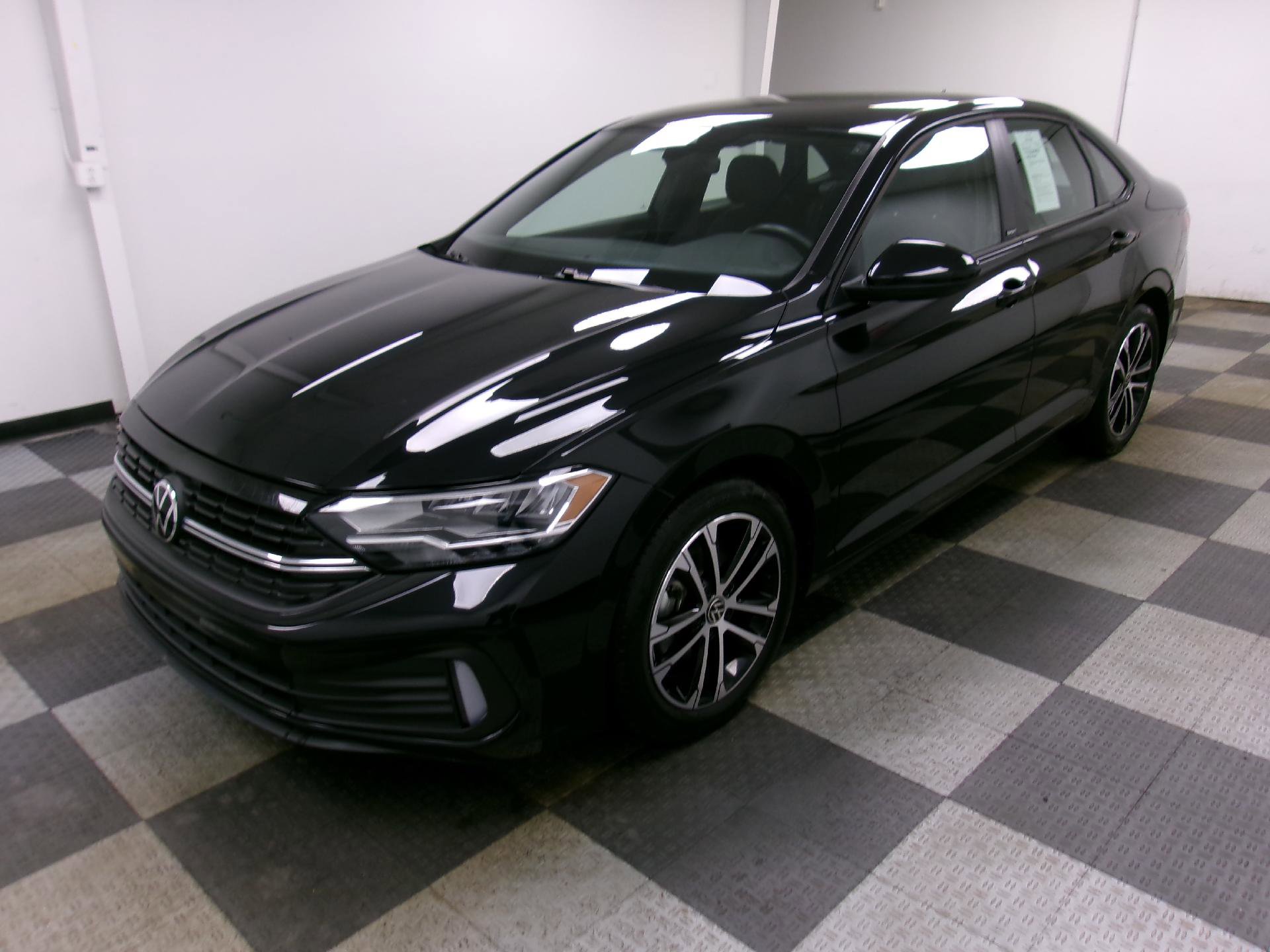 Used 2024 Volkswagen Jetta Sport image 1