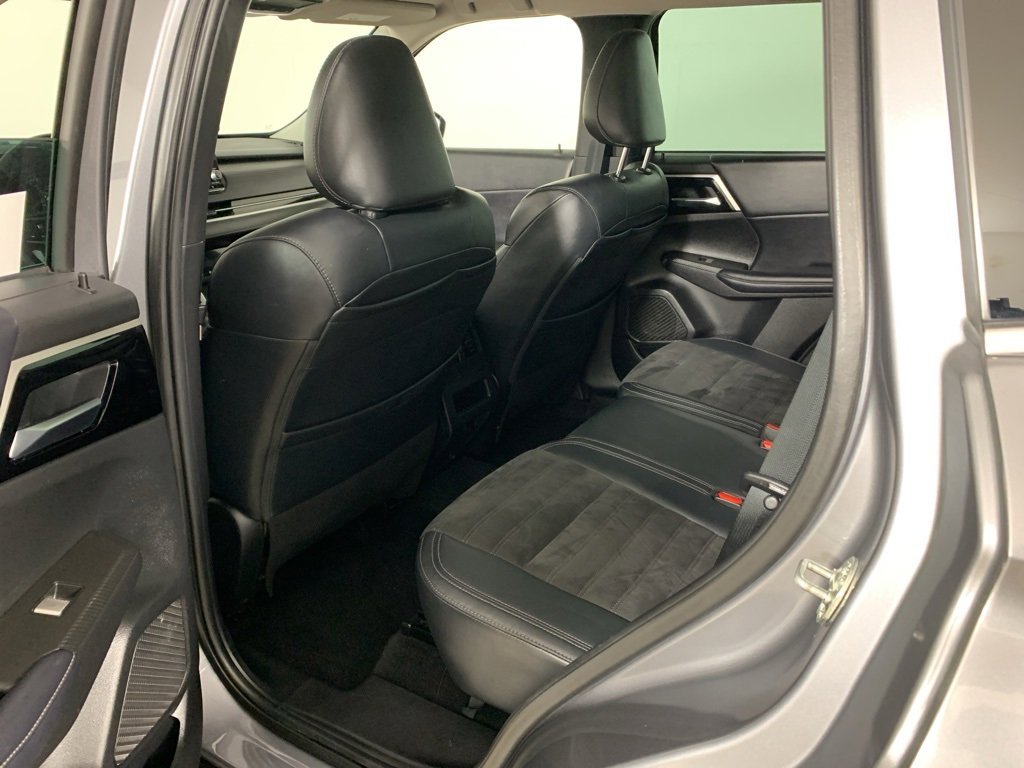 Used 2023 Mitsubishi Outlander SE image 32