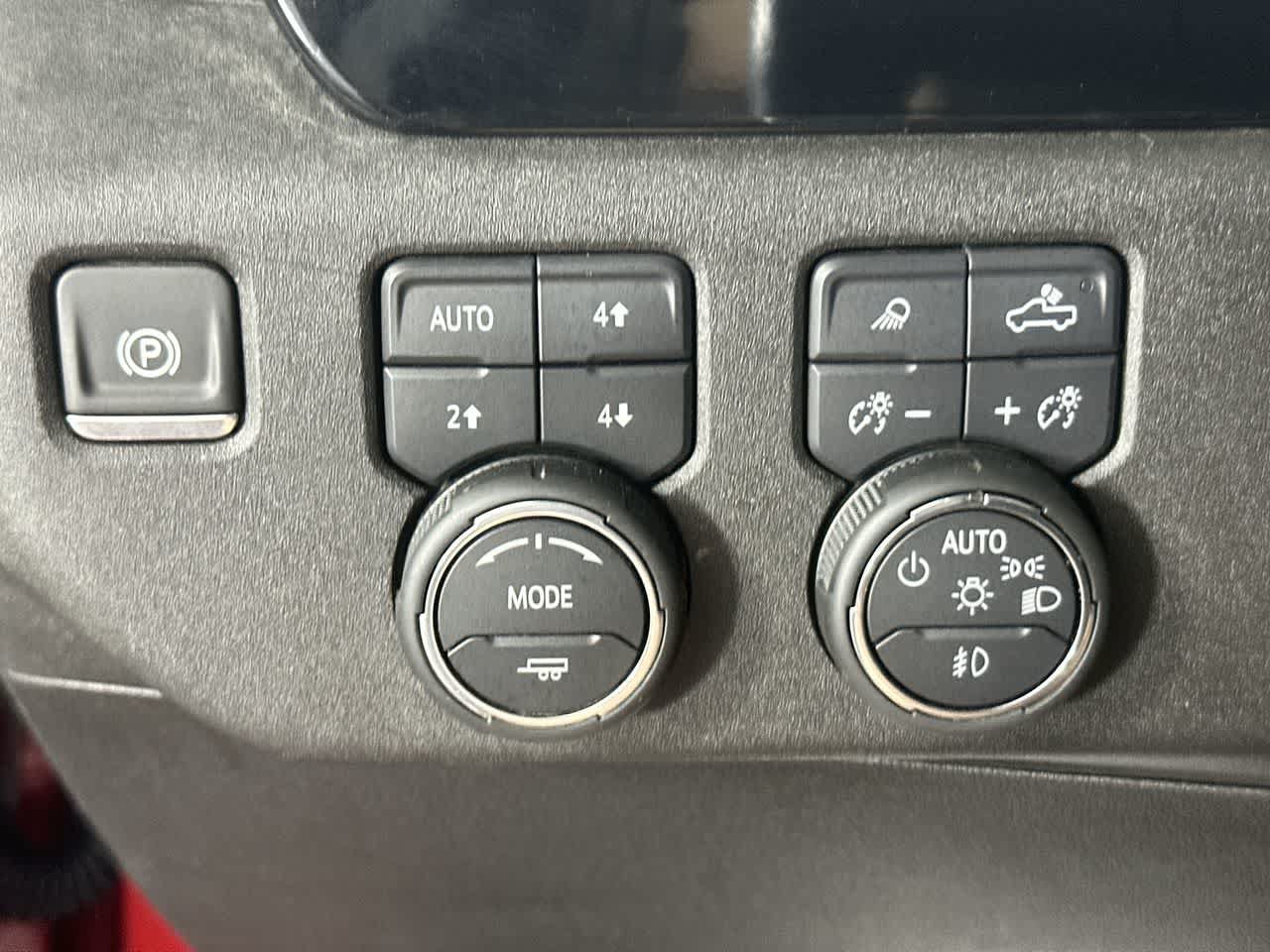 Used 2025 Chevrolet Silverado 3500 LTZ w/ LTZ Convenience Package AWD/4WD image 29