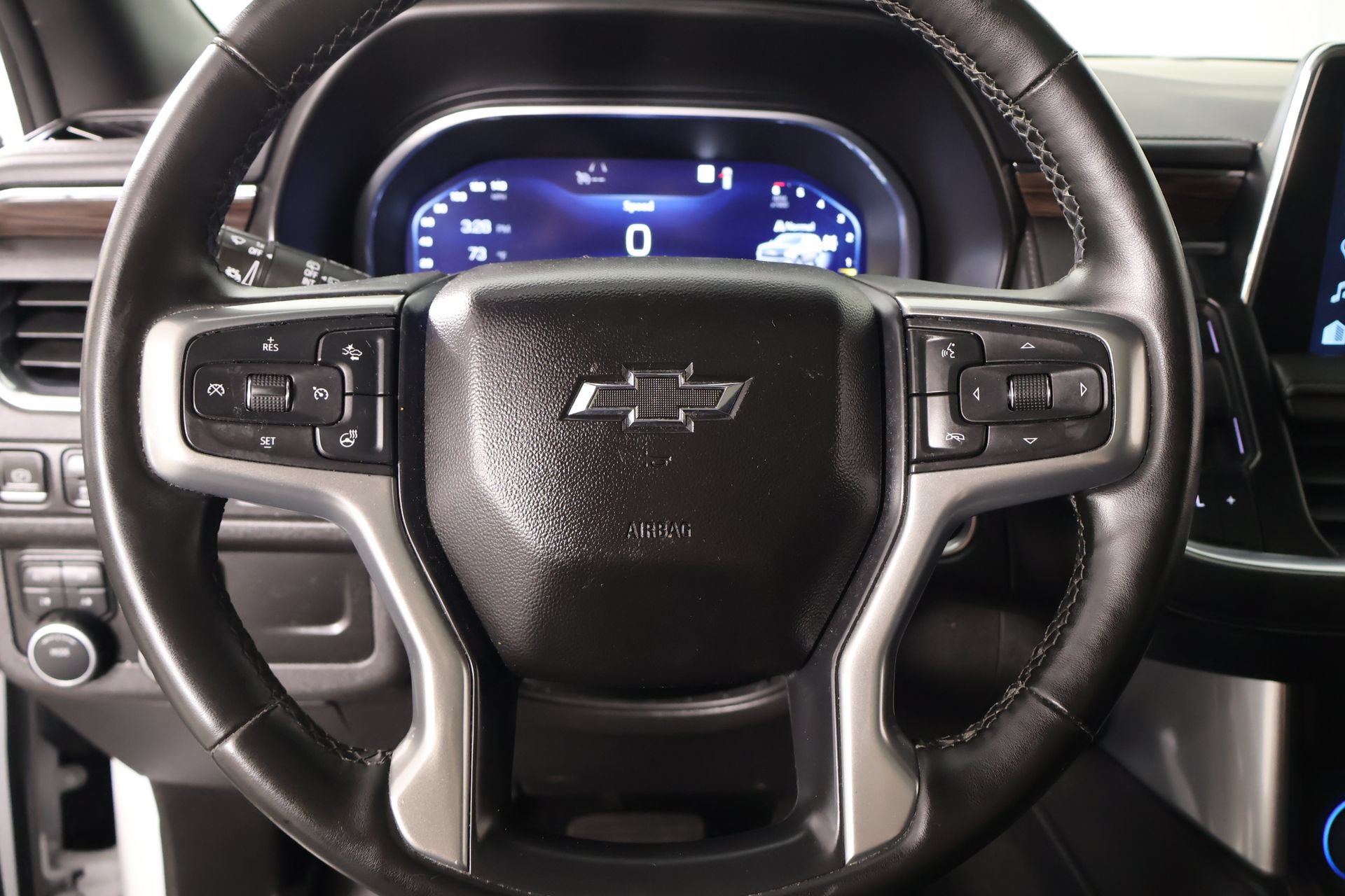 Used 2023 Chevrolet Tahoe Z71 w/ Luxury Package AWD/4WD image 3