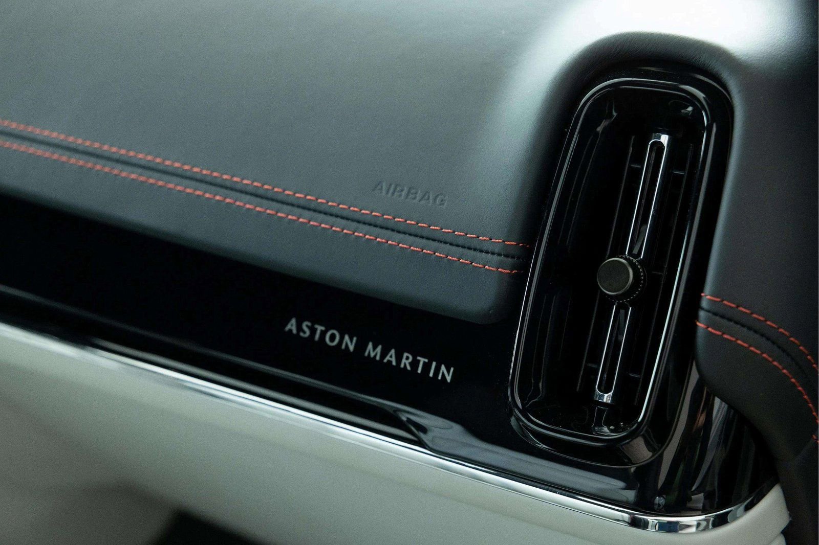 Used 2025 Aston Martin DBX 707 image 30