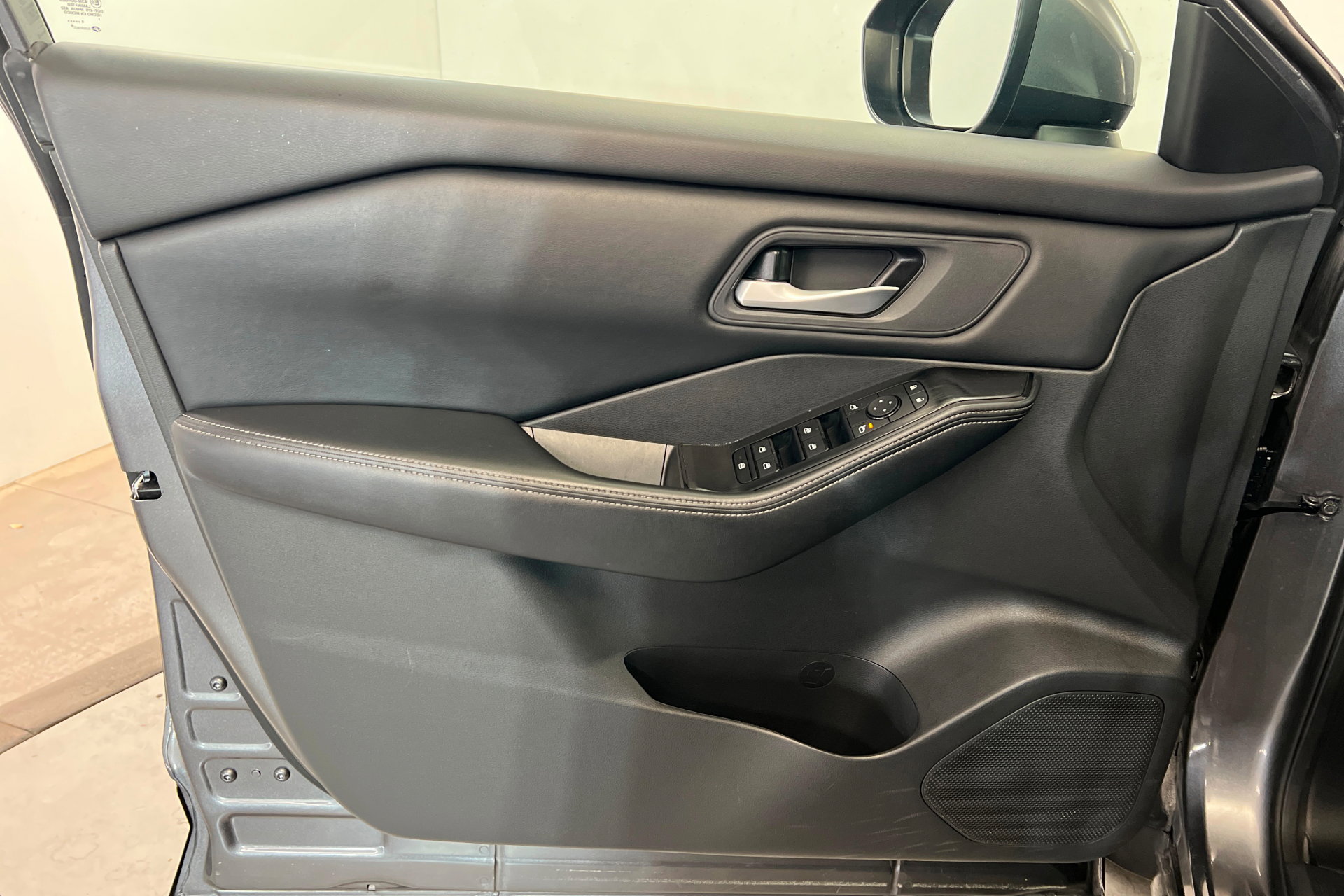 Used 2025 Nissan Rogue SV image 15