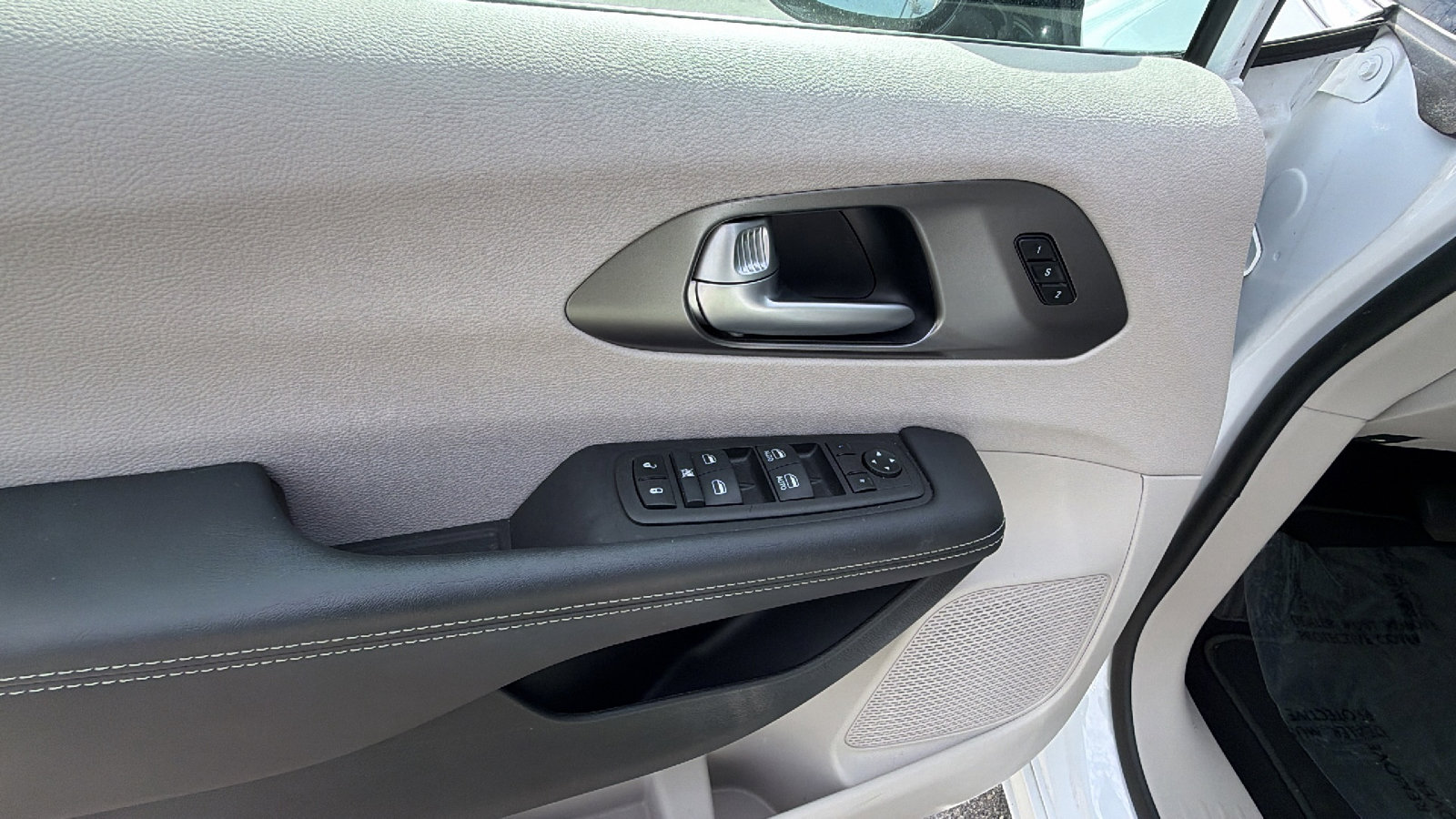 Used 2024 Chrysler Pacifica Touring-L image 15