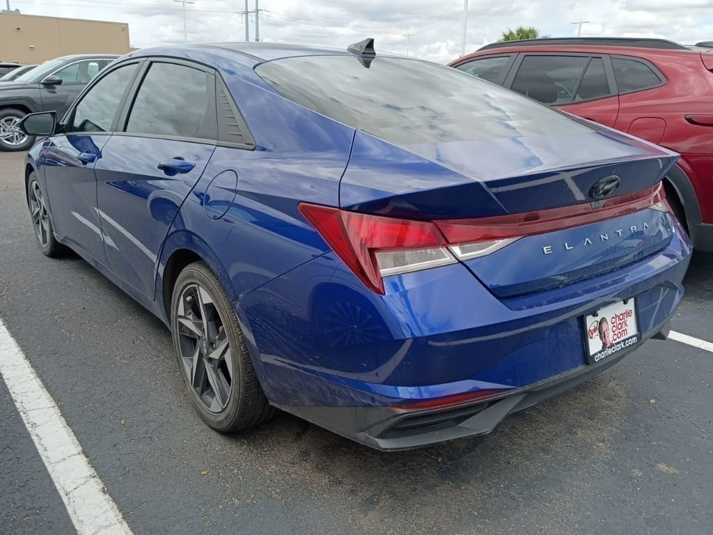 Used 2023 Hyundai Elantra SEL w/ Convenience Package FWD image 4
