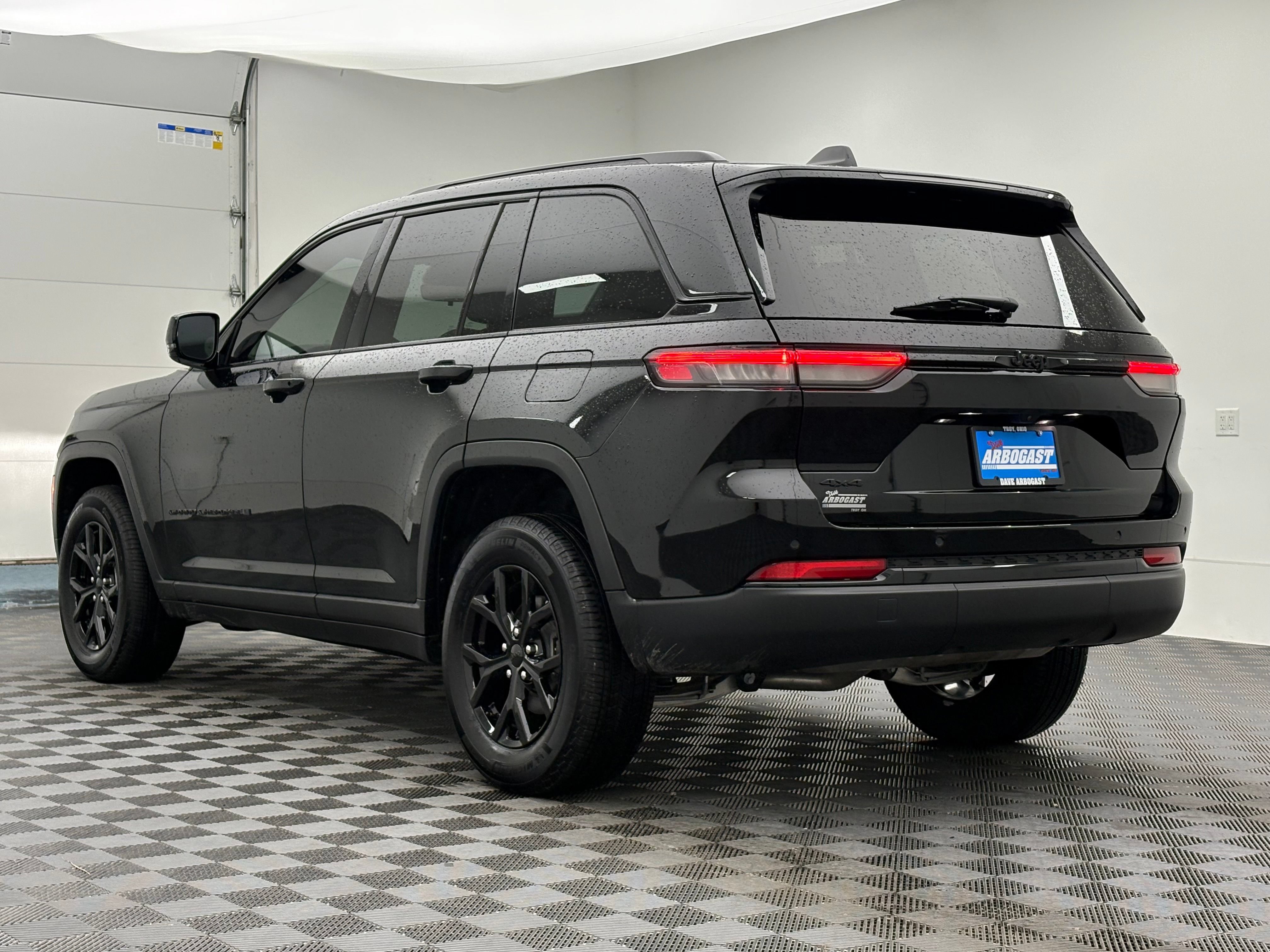 Used 2025 Jeep Grand Cherokee Altitude AWD/4WD image 12