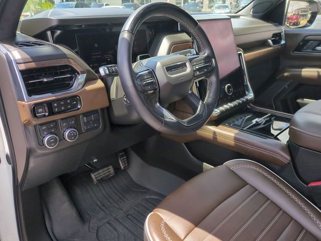 Certified 2025 GMC Yukon Denali Ultimate w/ LPO, Floor Liner Package AWD/4WD image 10
