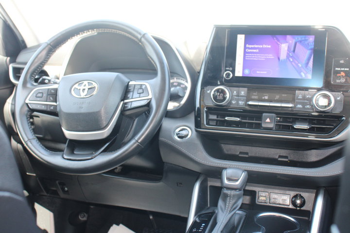 Used 2023 Toyota Highlander XLE FWD image 25