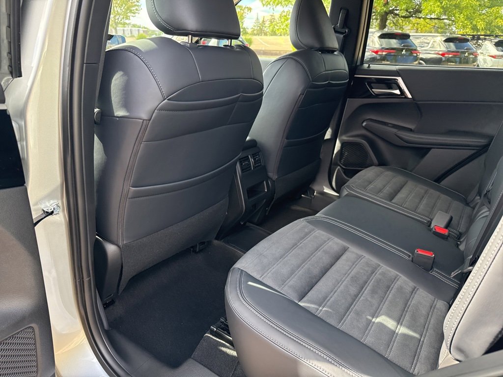 New 2025 Mitsubishi Outlander SE image 22