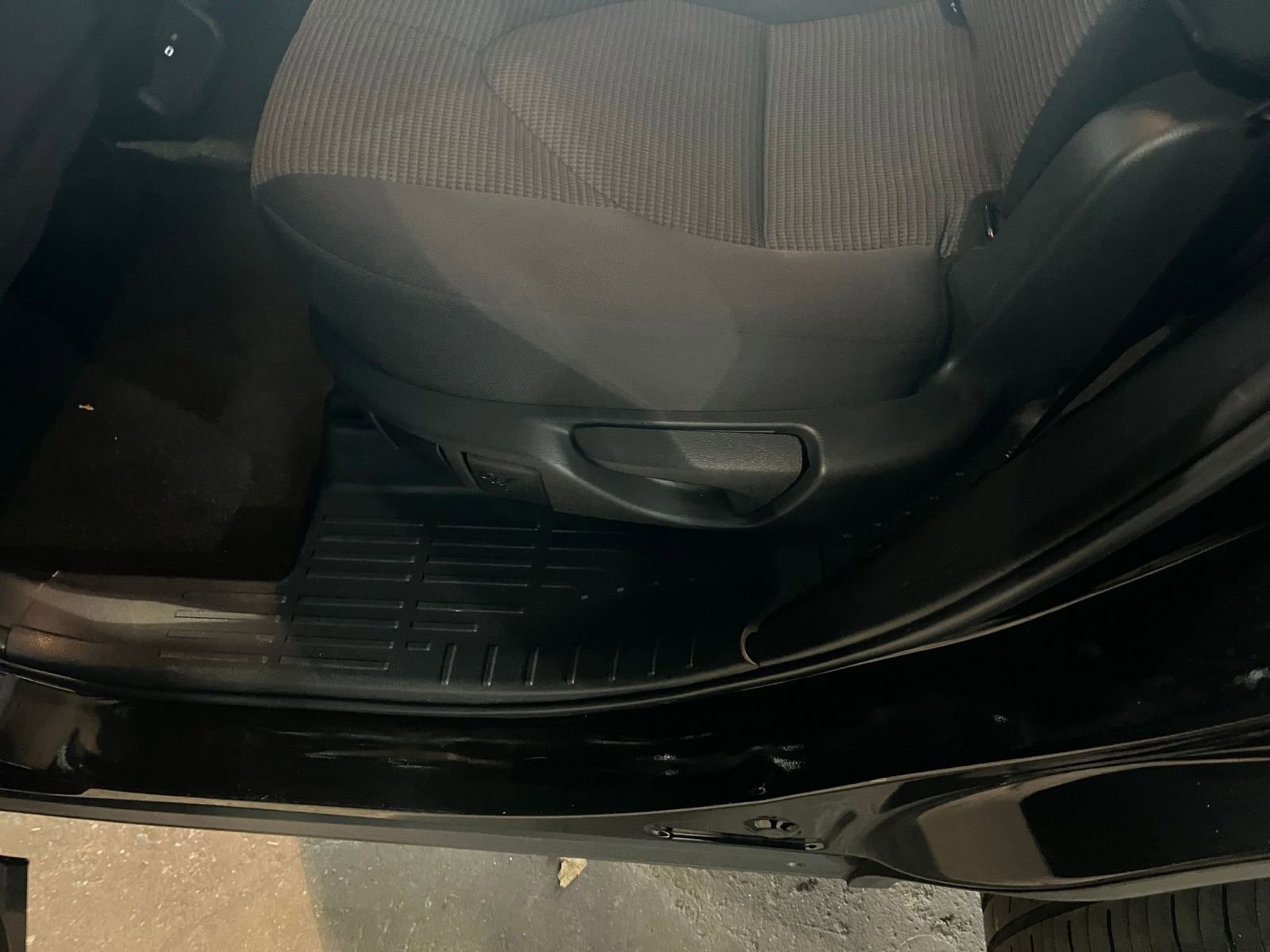 Used 2025 Toyota Highlander LE FWD image 25
