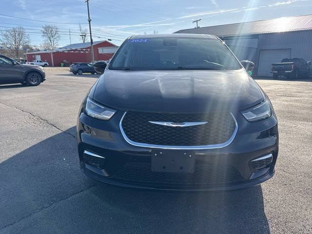 Used 2024 Chrysler Pacifica Touring-L FWD image 4