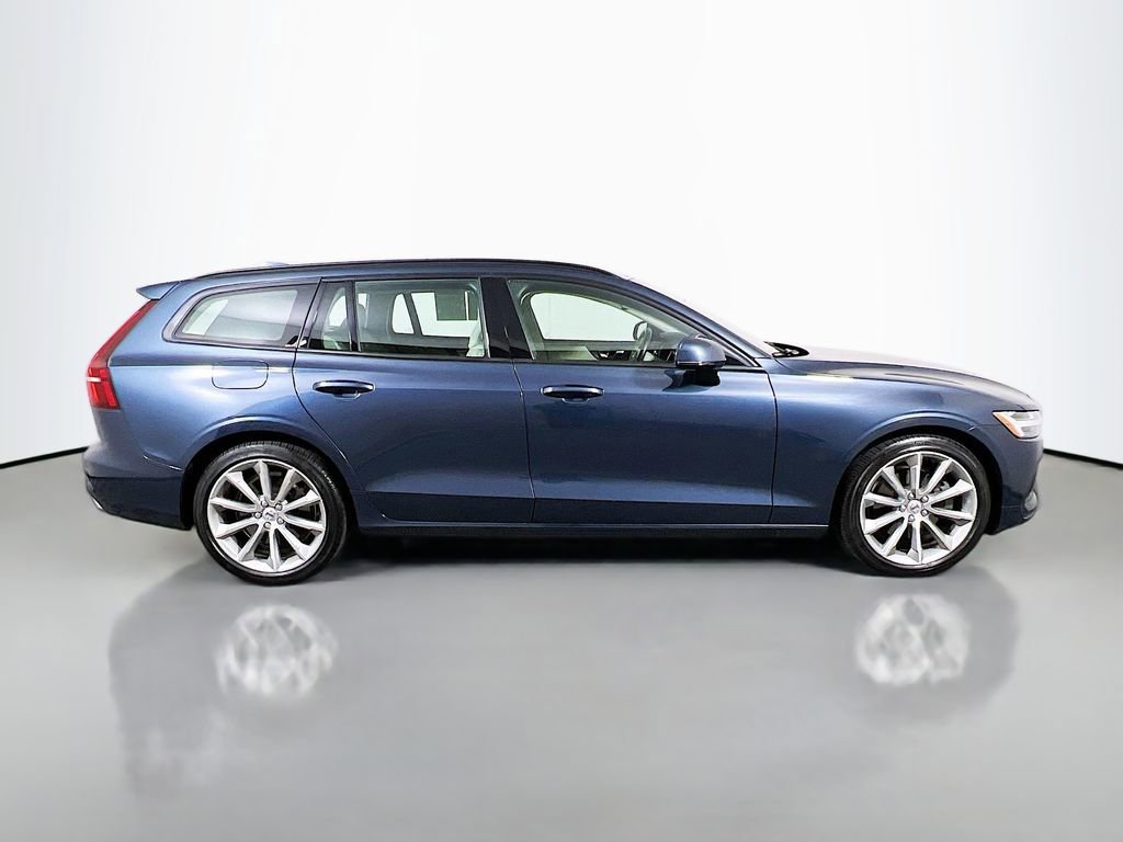 Used 2021 Volvo V60 T5 Momentum w/ Climate Package image 8