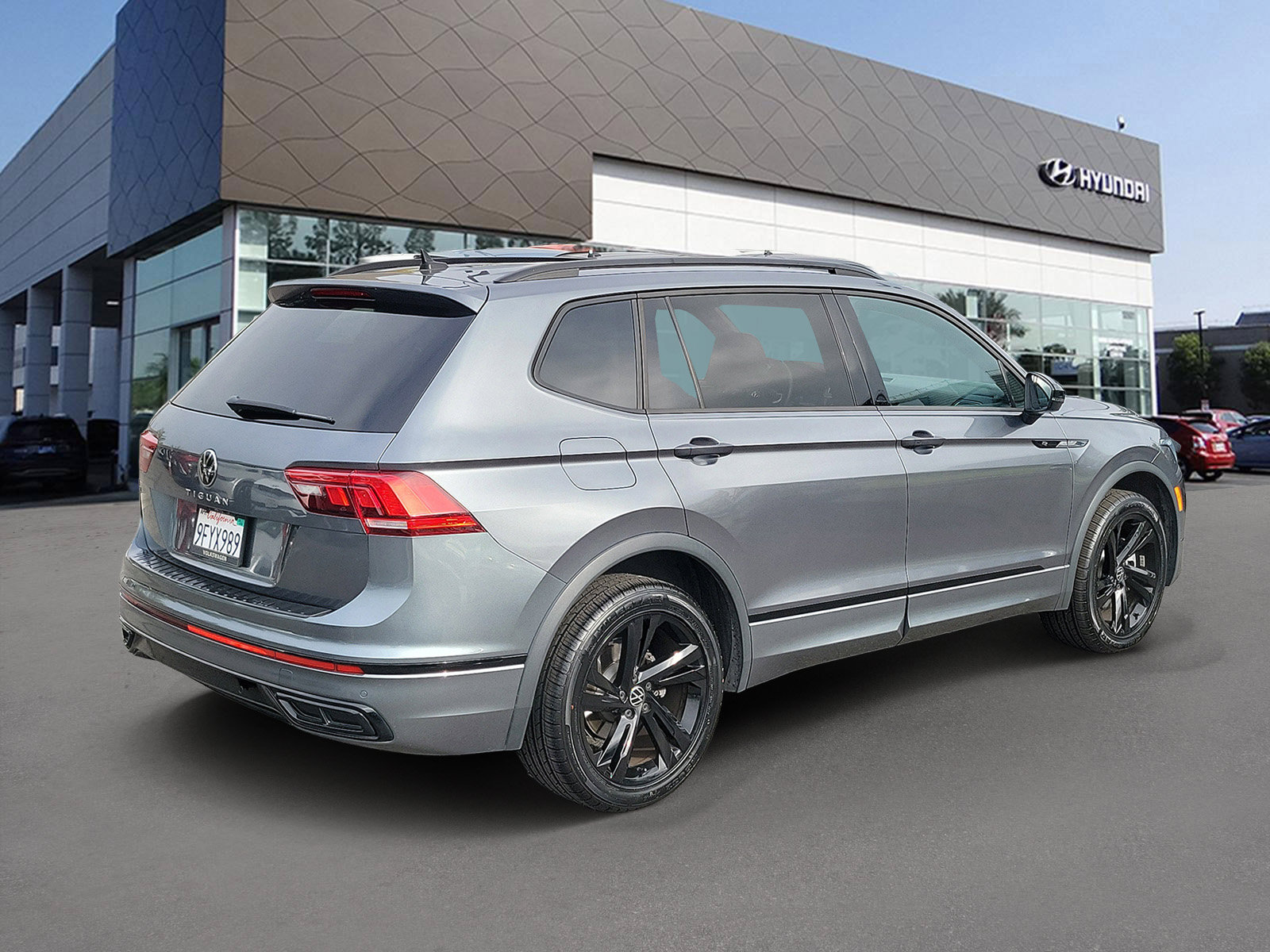 Used 2023 Volkswagen Tiguan SE R-Line FWD image 2