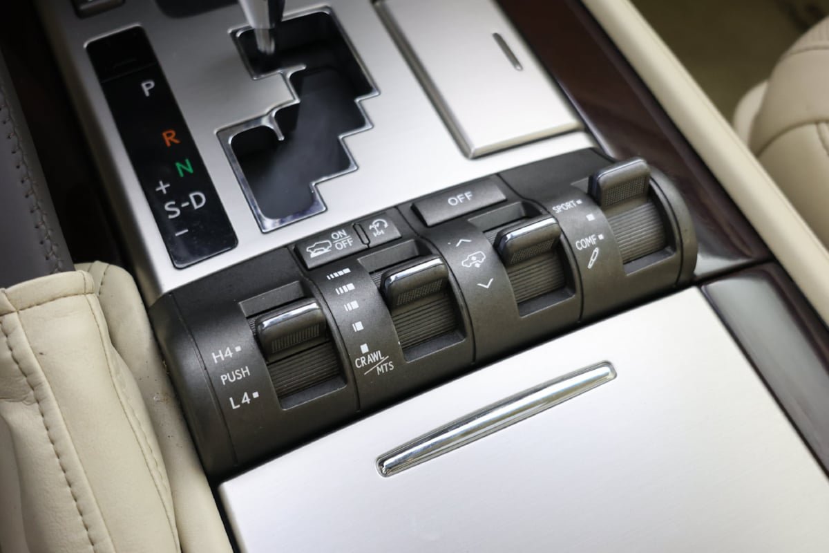 Used 2013 Lexus LX 570 4WD w/ Luxury Pkg w/Pre-crash image 18
