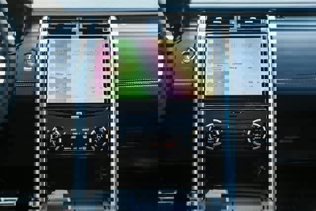 New 2025 Land Rover Discovery Dynamic SE image 14