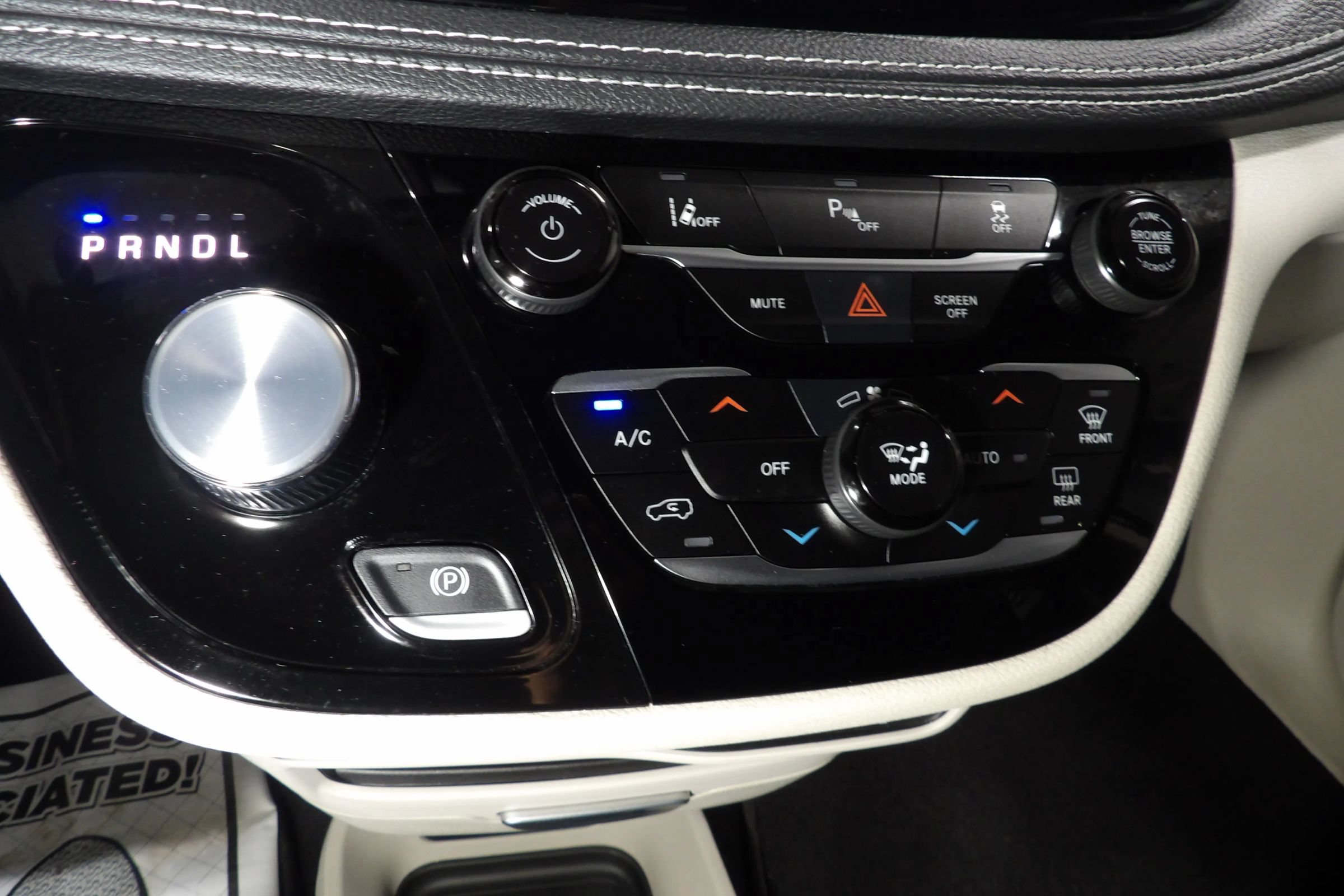 Used 2024 Chrysler Pacifica Limited FWD image 24