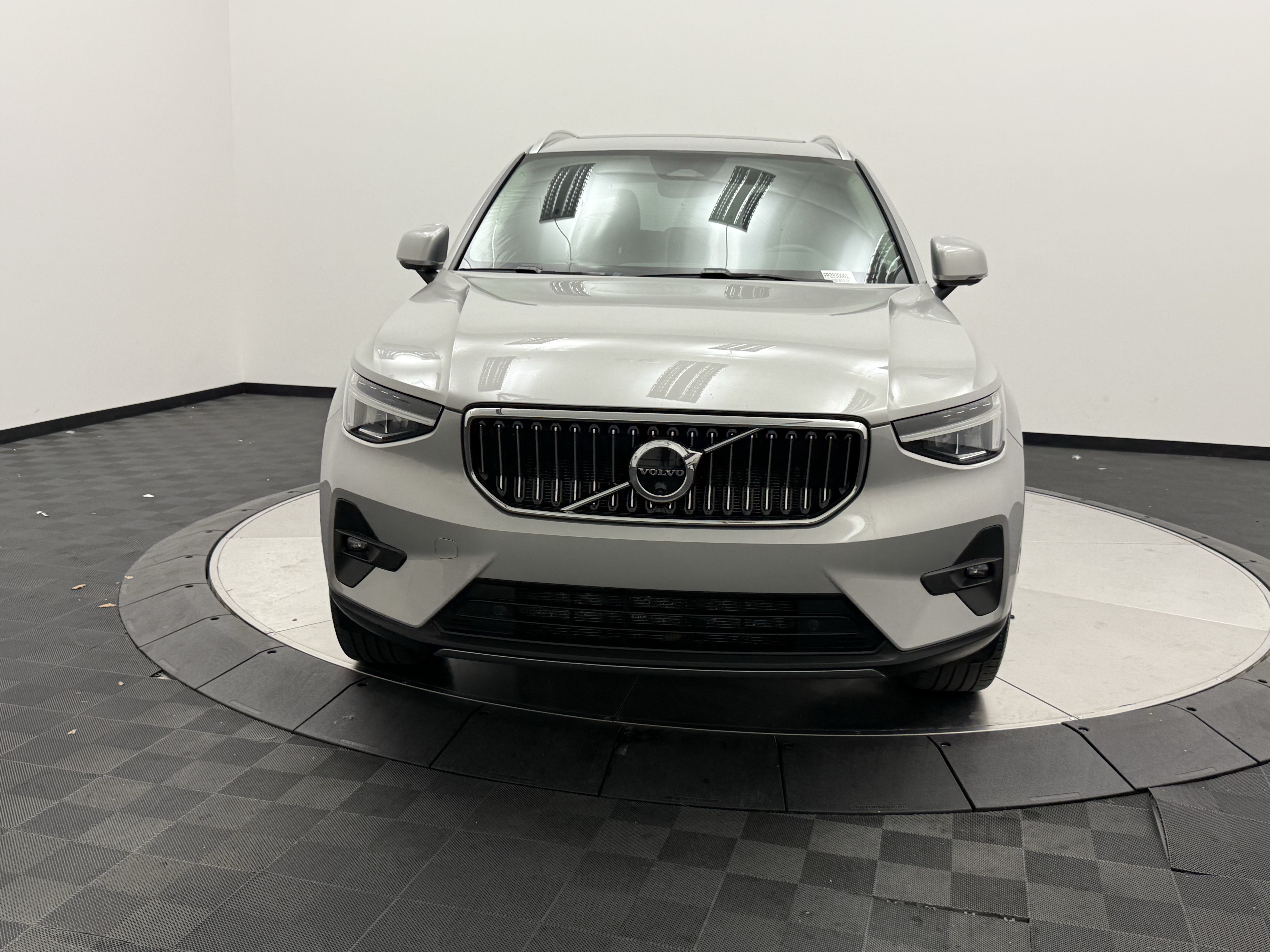 Certified 2023 Volvo XC40 B5 Plus w/ Driver Assist Package AWD/4WD image 2