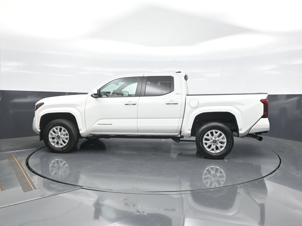 Used 2025 Toyota Tacoma SR5 AWD/4WD image 4