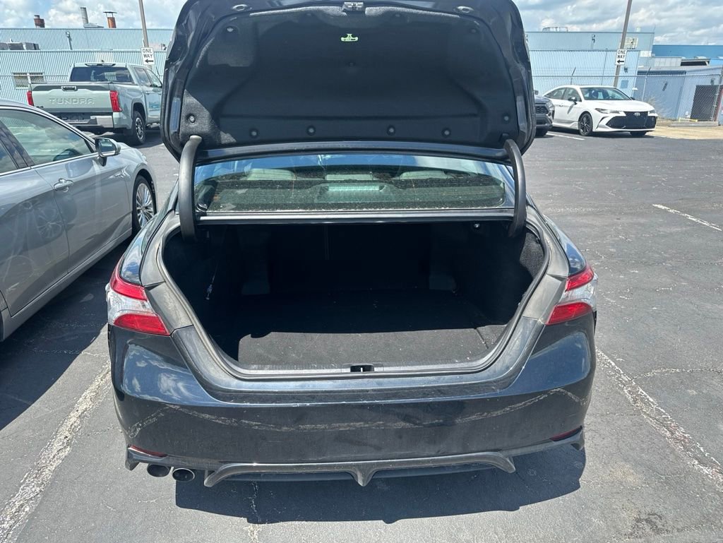 Used 2019 Toyota Camry SE w/ Sunroof Package FWD image 11