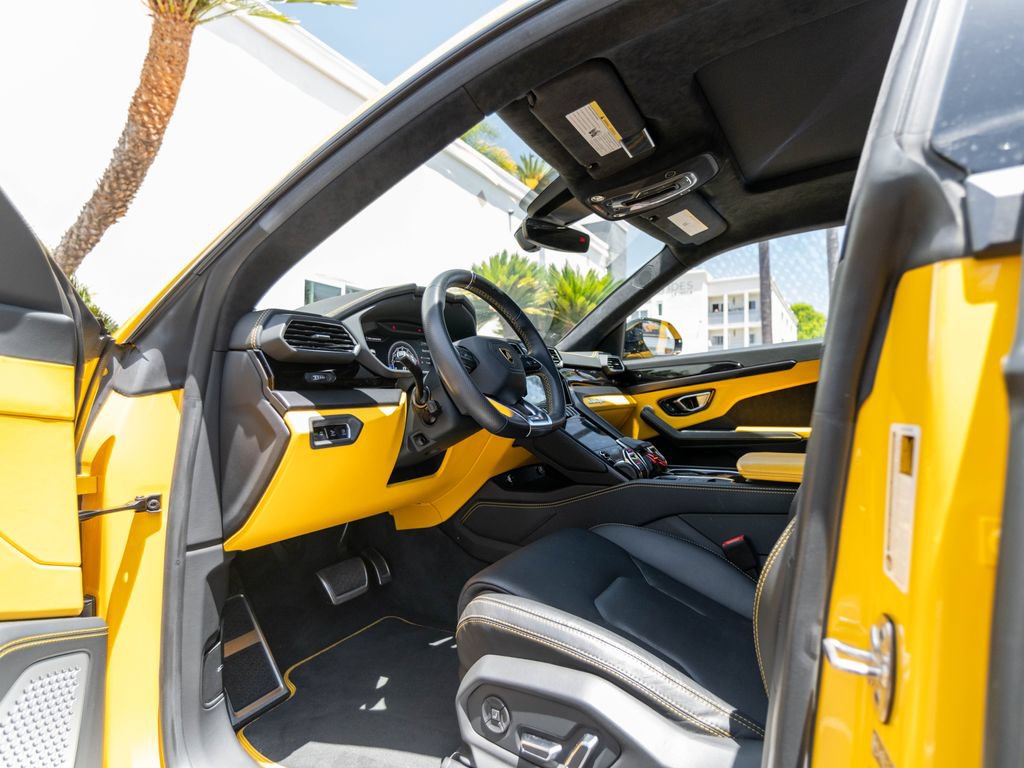 Used 2021 Lamborghini Urus AWD/4WD image 17