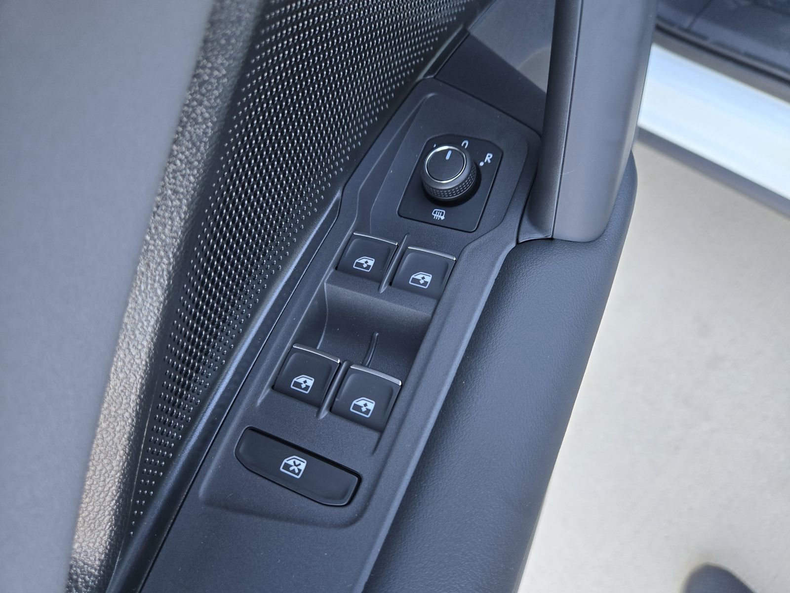 New 2026 Volkswagen Tiguan SE image 21