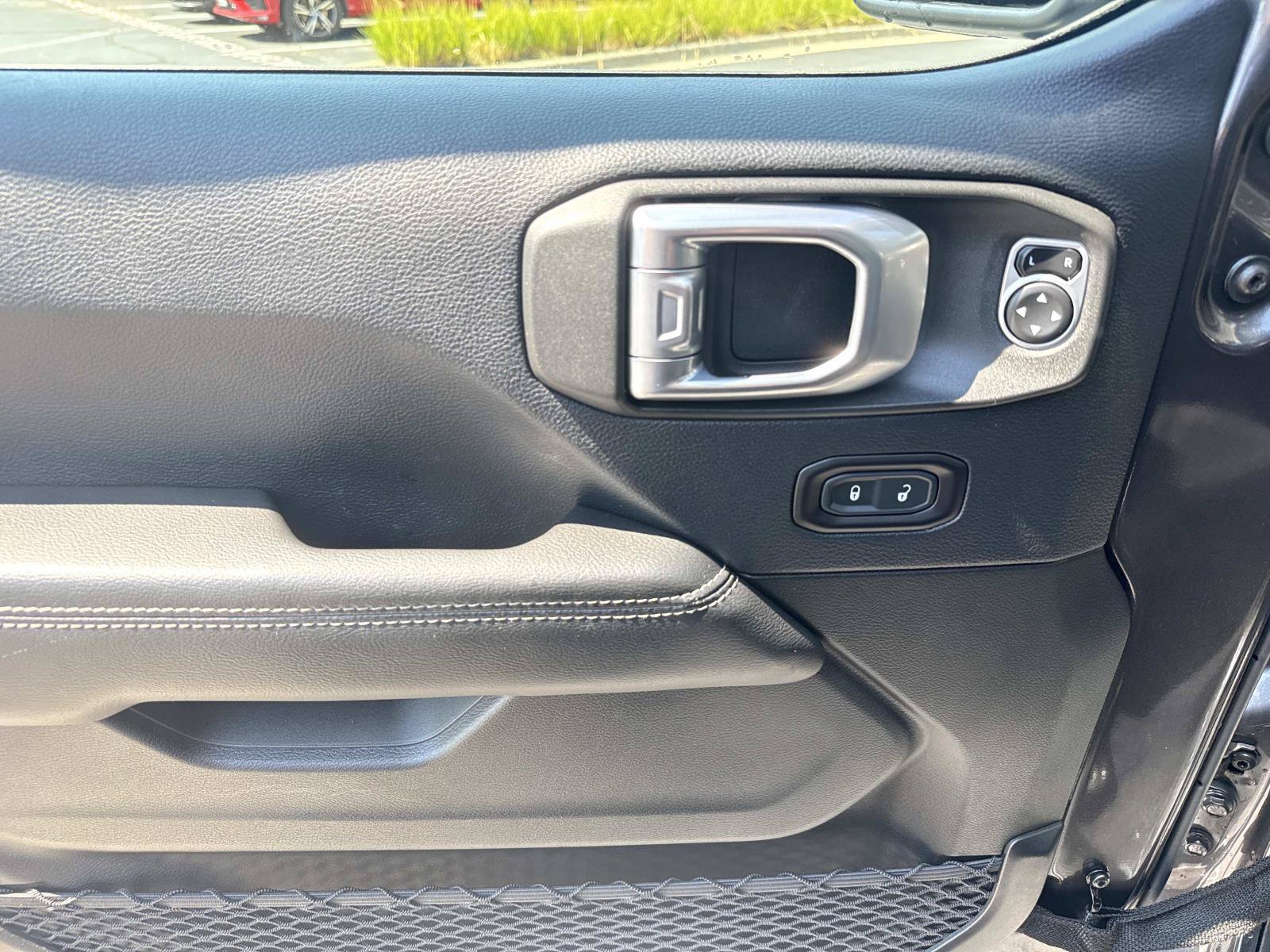 Used 2018 Jeep Wrangler Unlimited Sahara AWD/4WD image 17