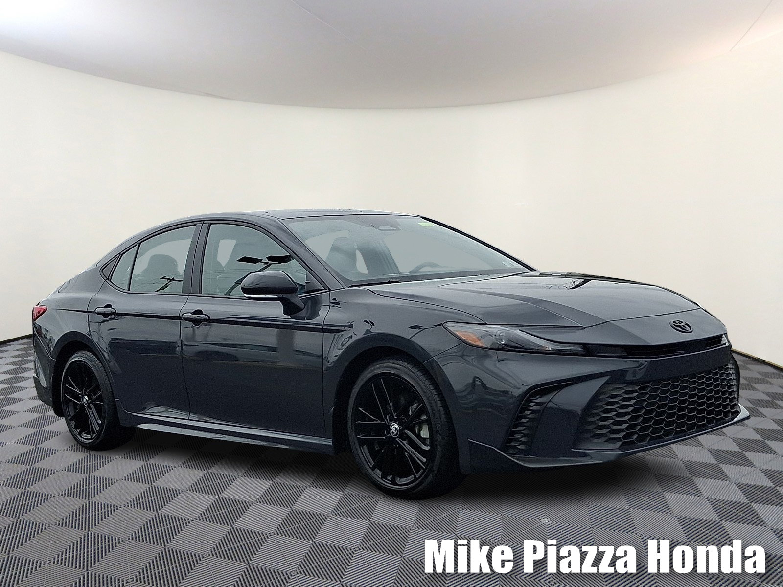Used 2025 Toyota Camry SE w/ Convenience Package FWD image 1