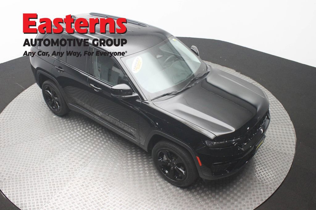 Used 2023 Jeep Grand Cherokee Limited w/ Black Appearance Package AWD/4WD image 3