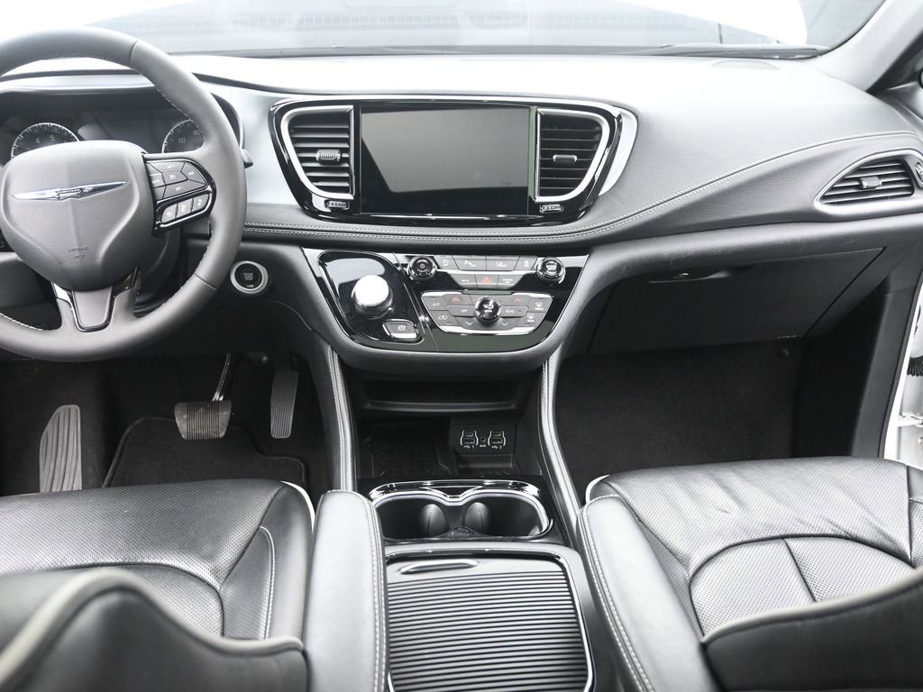 Used 2025 Chrysler Pacifica Limited image 24
