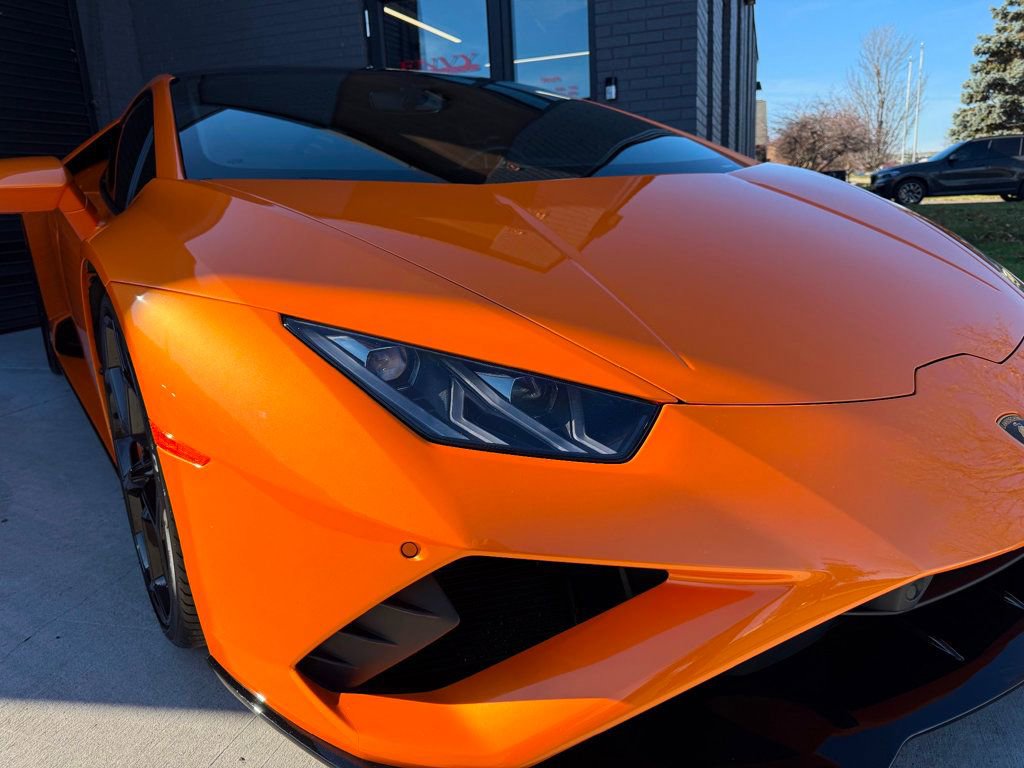 Used 2021 Lamborghini Huracan EVO image 2